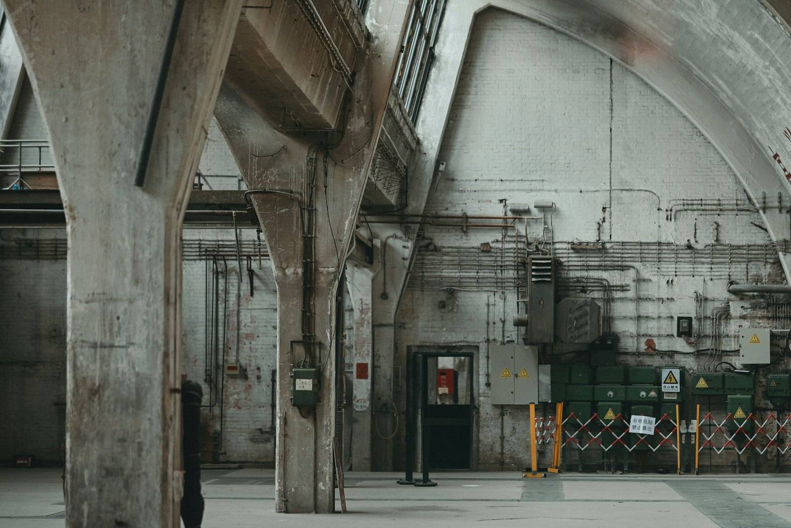 A large industrial hall with concrete columns